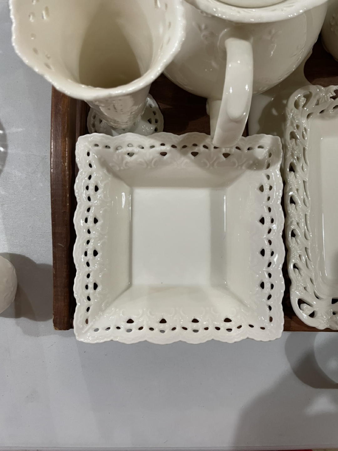 Cream-coloured Tea Set with Lace Detailing - photo 5