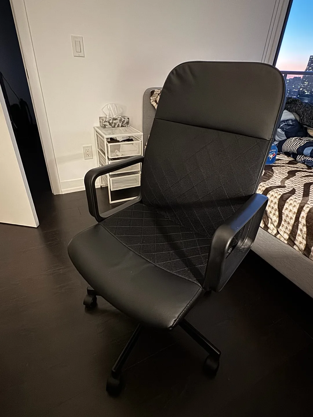 Black Office Chair with Armrests image indicator(2)