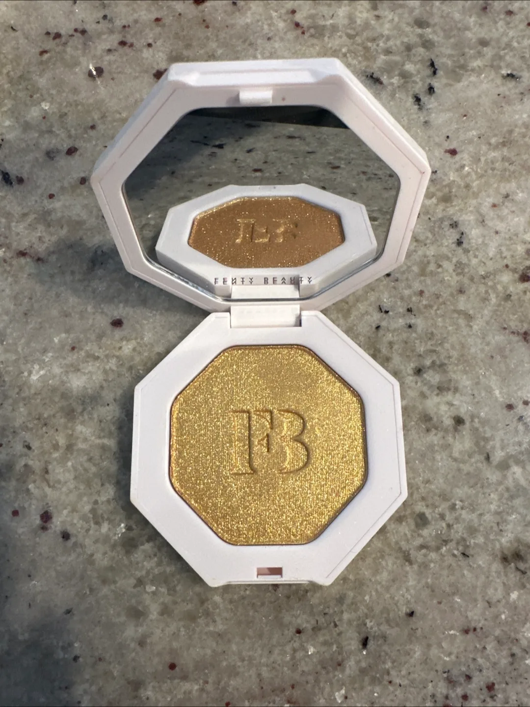 Fenty Beauty Highlighter image indicator(2)