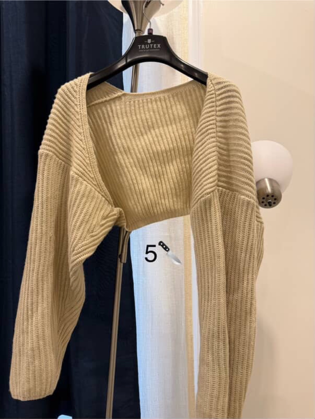 Cream-coloured cropped cardigan