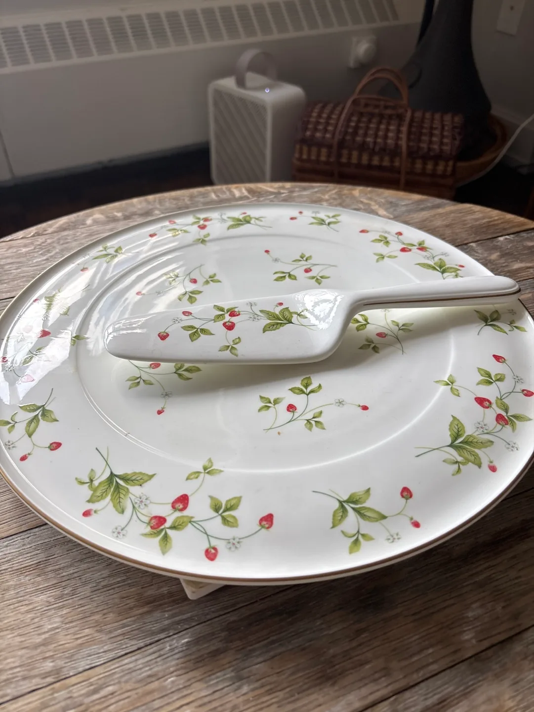 Royal Doulton Strawberry Cake Plate and Server thumbnail