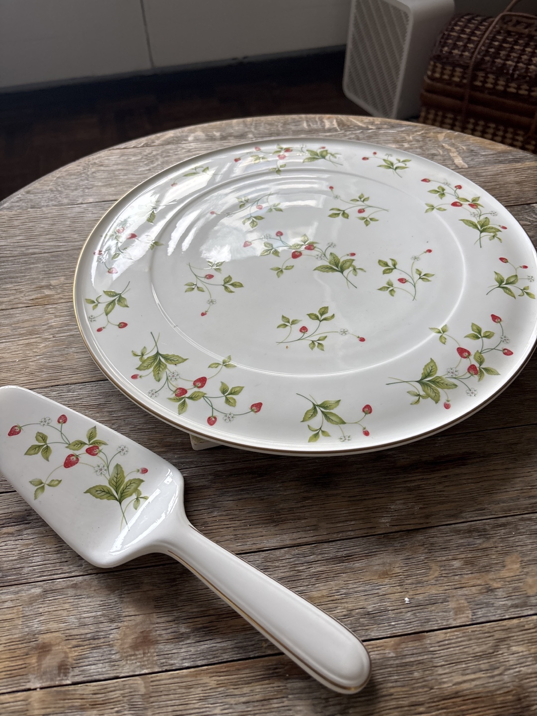 Royal Doulton Strawberry Cake Plate and Server - photo 2