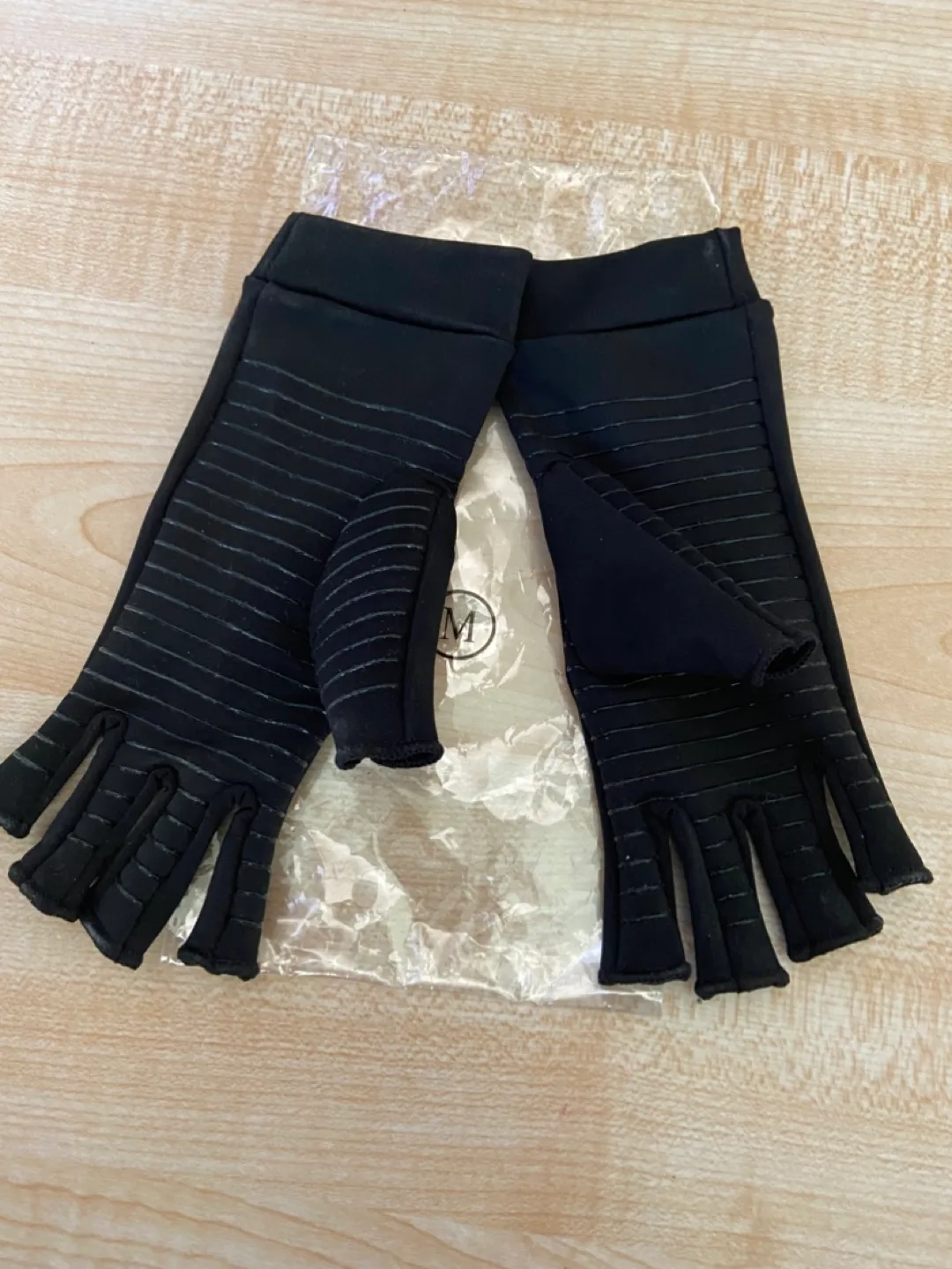 Arthritis Gloves - Medium size image indicator(4)