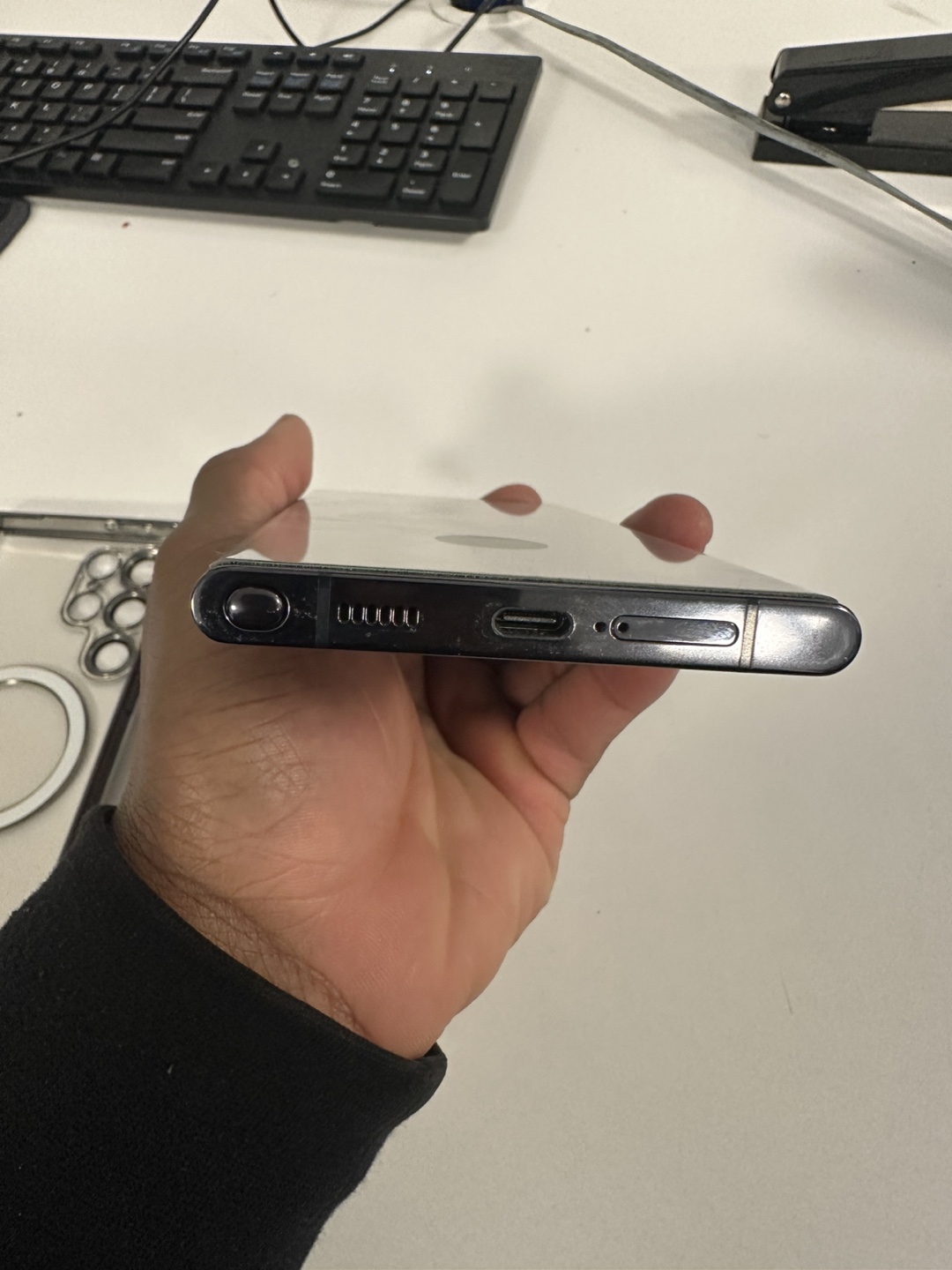 Samsung Galaxy S22 Ultra - Black -  Excellent Condition - photo 4