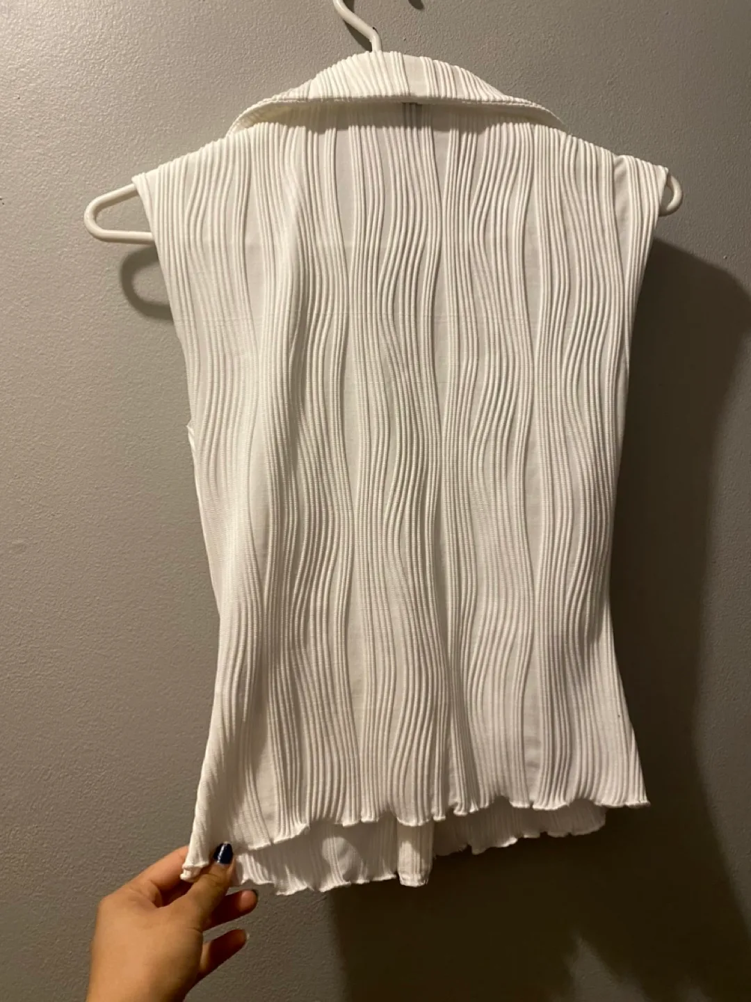 White Sleeveless Pleated Button-Up Blouse image indicator(3)