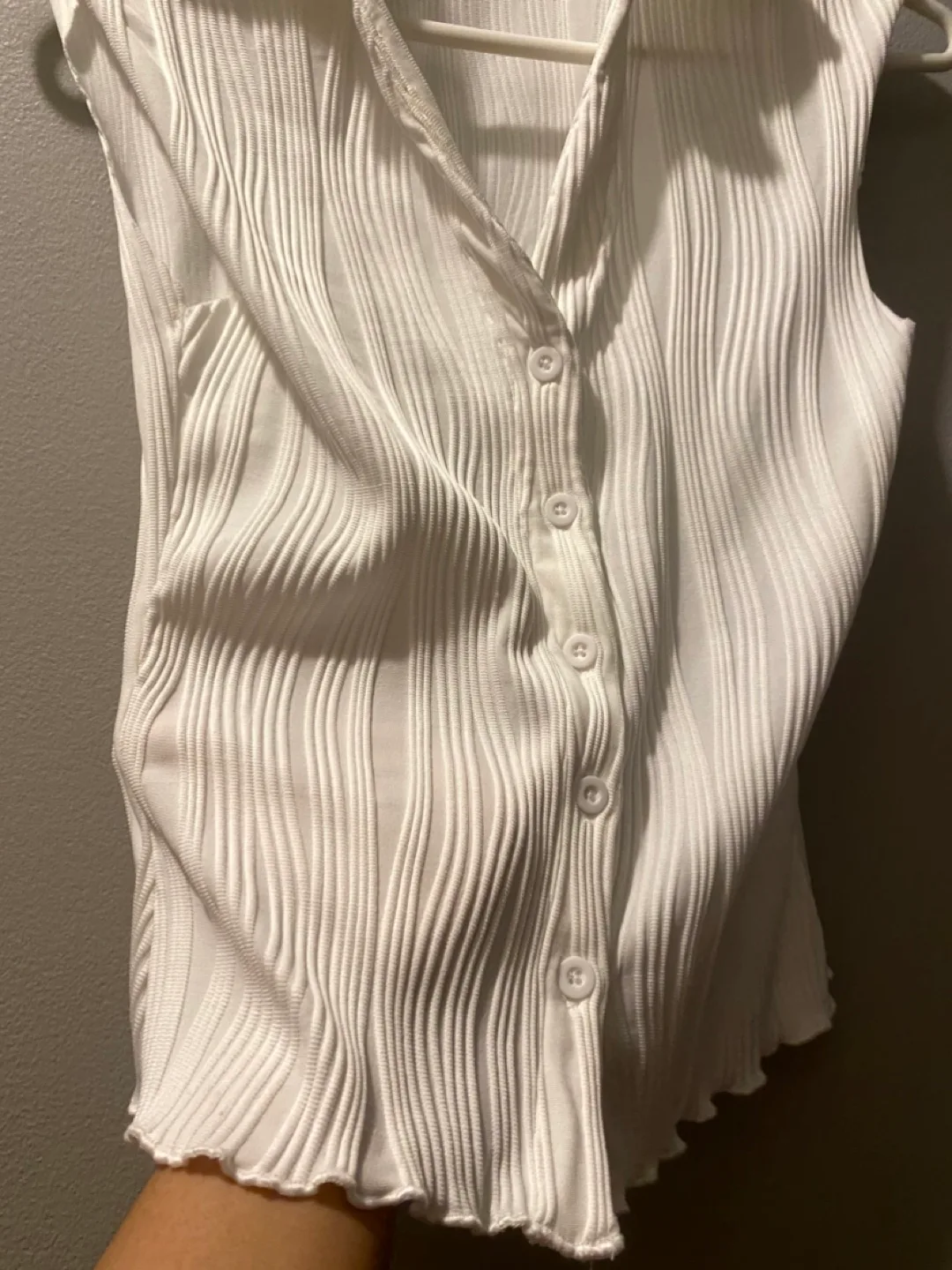 White Sleeveless Pleated Button-Up Blouse image indicator(2)