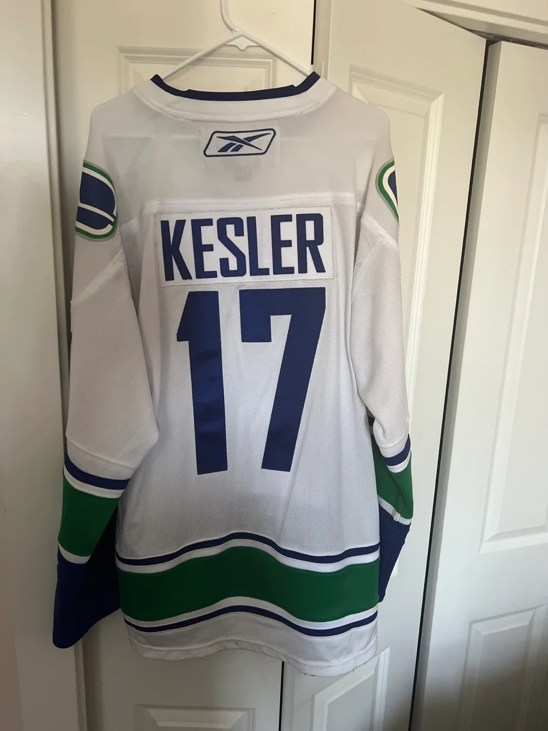 Reebok Vancouver Canucks Kesler #17 Jersey image indicator(2)
