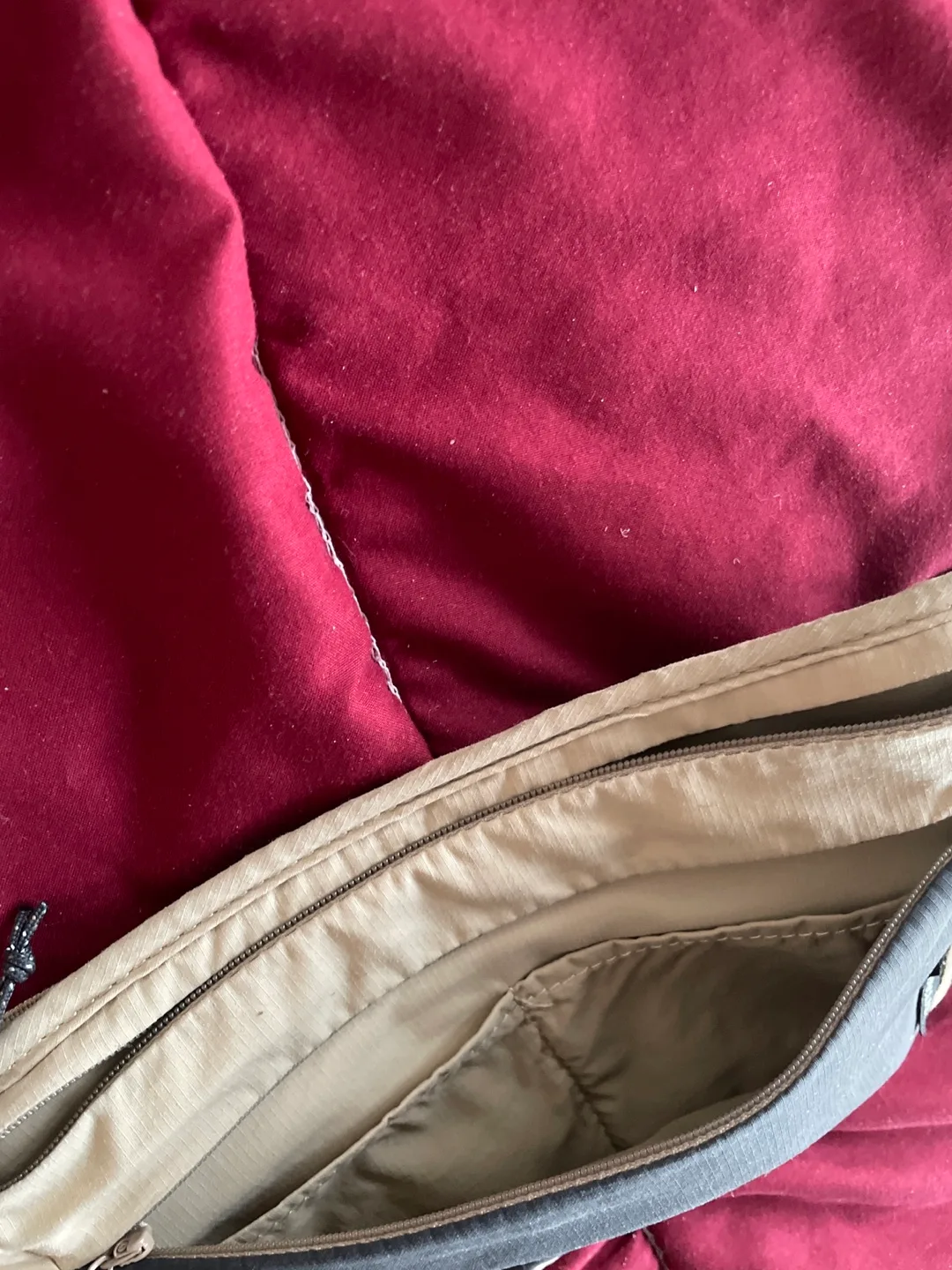 Travelon Anti-theft crossbody bag image indicator(2)