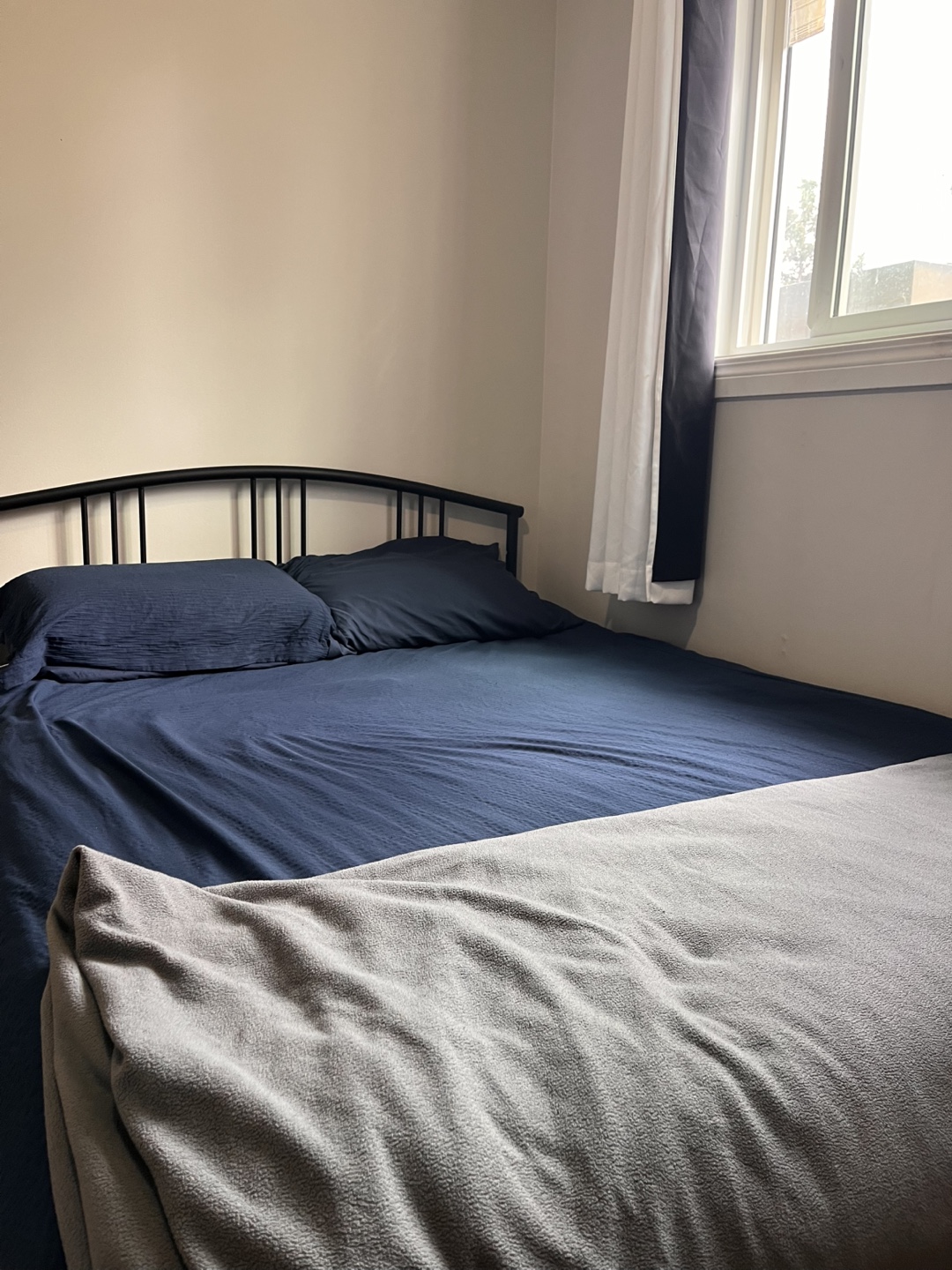 Queen Size Metal Bed Frame with mattress + Table - photo 2