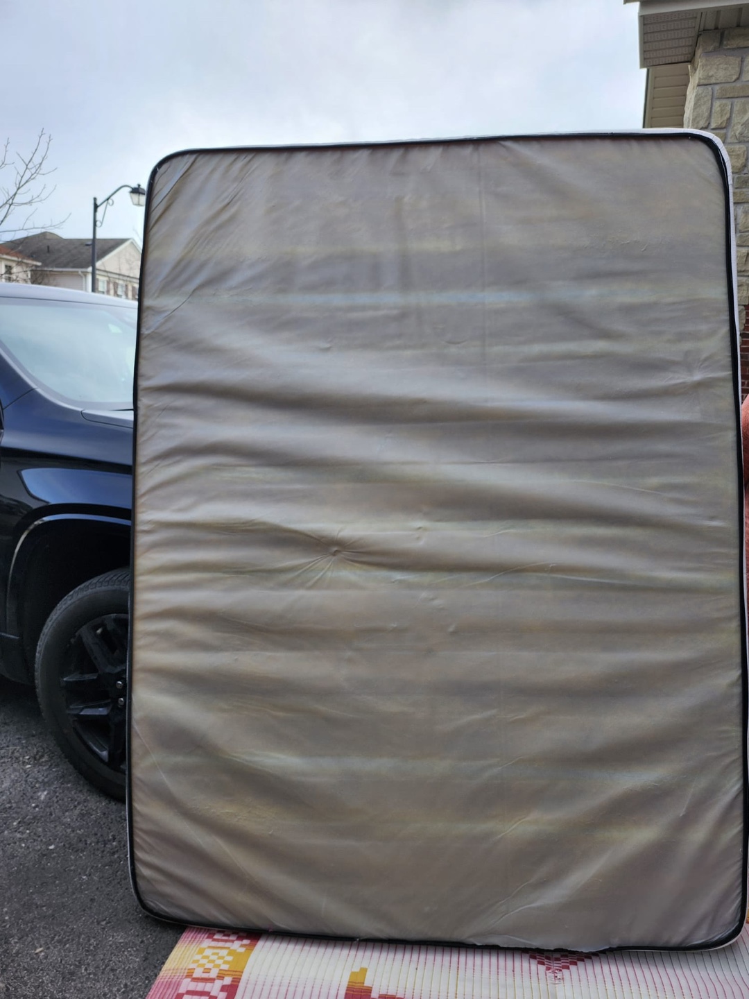 Queen mattress excellent condition - photo 2