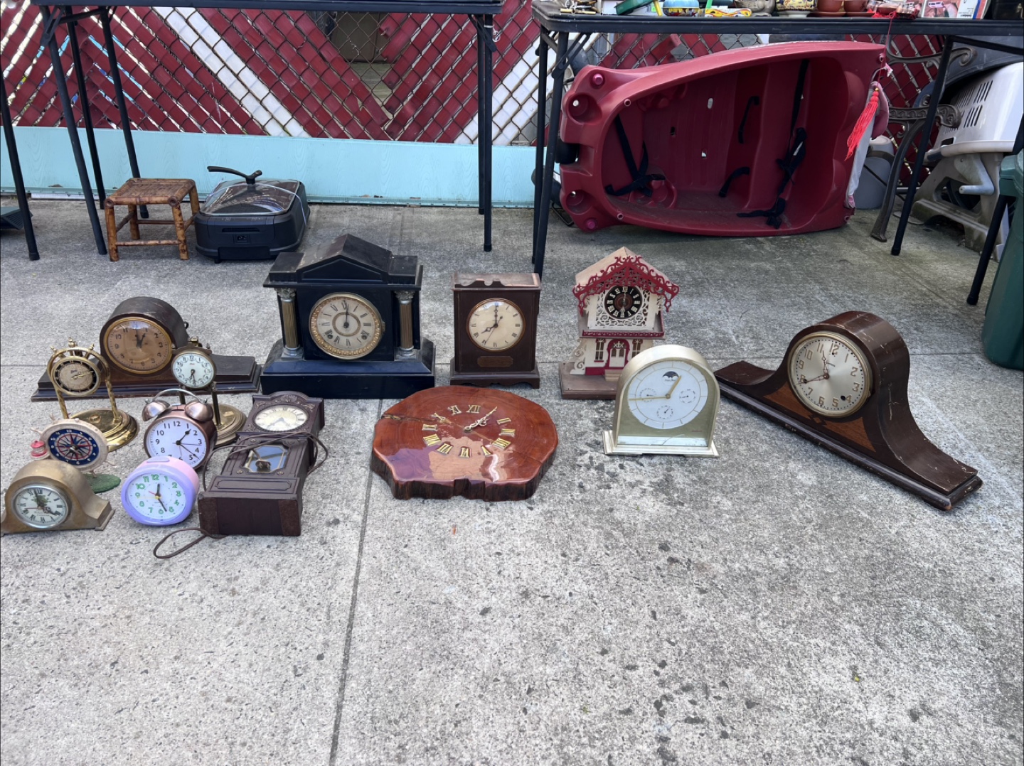 Lots of vintage/assorted clocks - untested, parts/repairs.