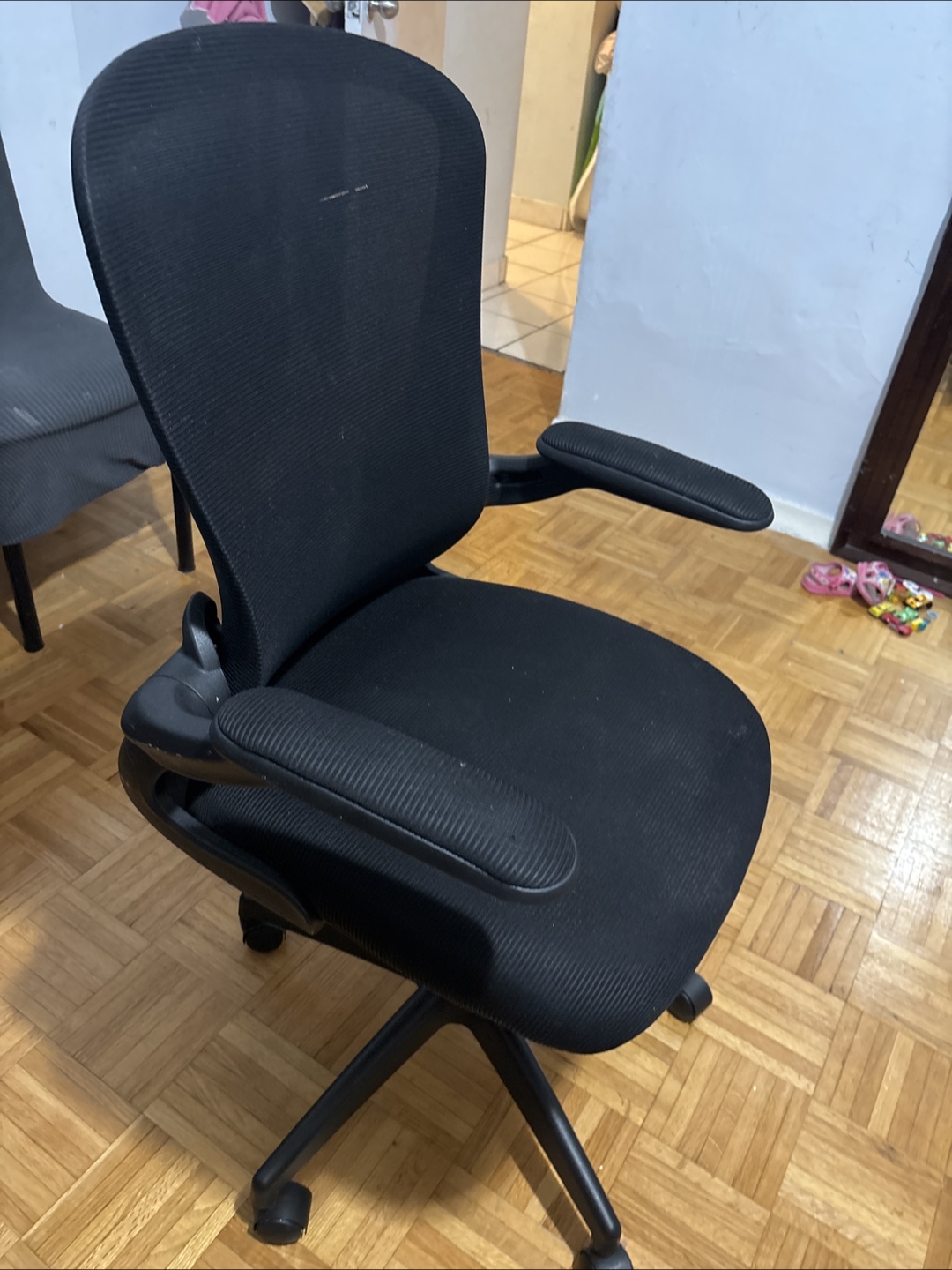 Black Mesh Office Chair with Armrests - photo 2