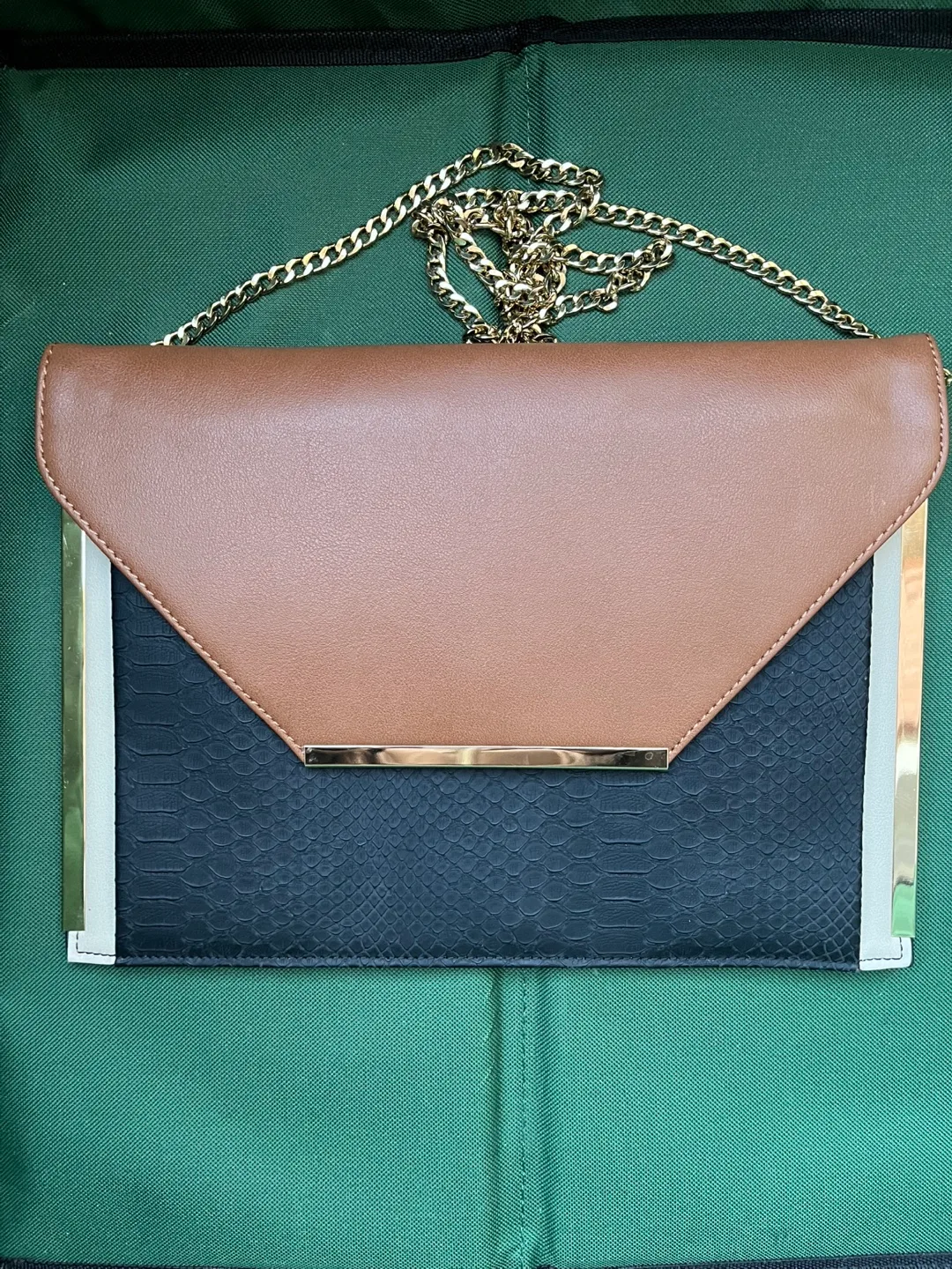 Four stylish handbags image indicator(3)