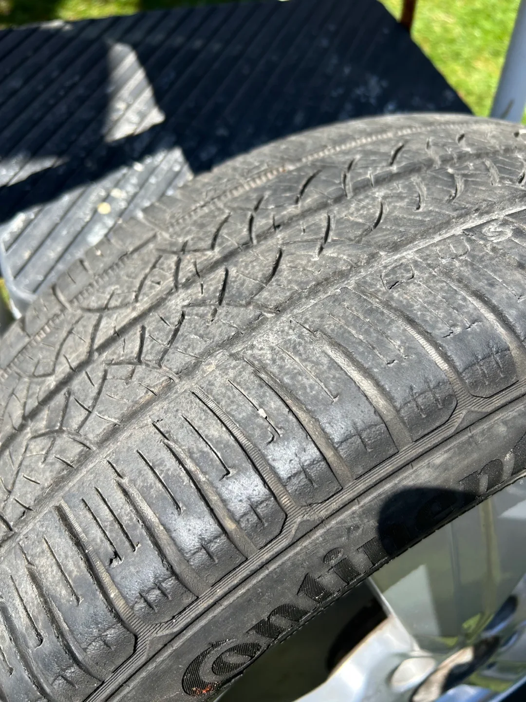 Used Continental AllSeason Tires on Mercedes-Benz Alloy Rims image indicator(2)