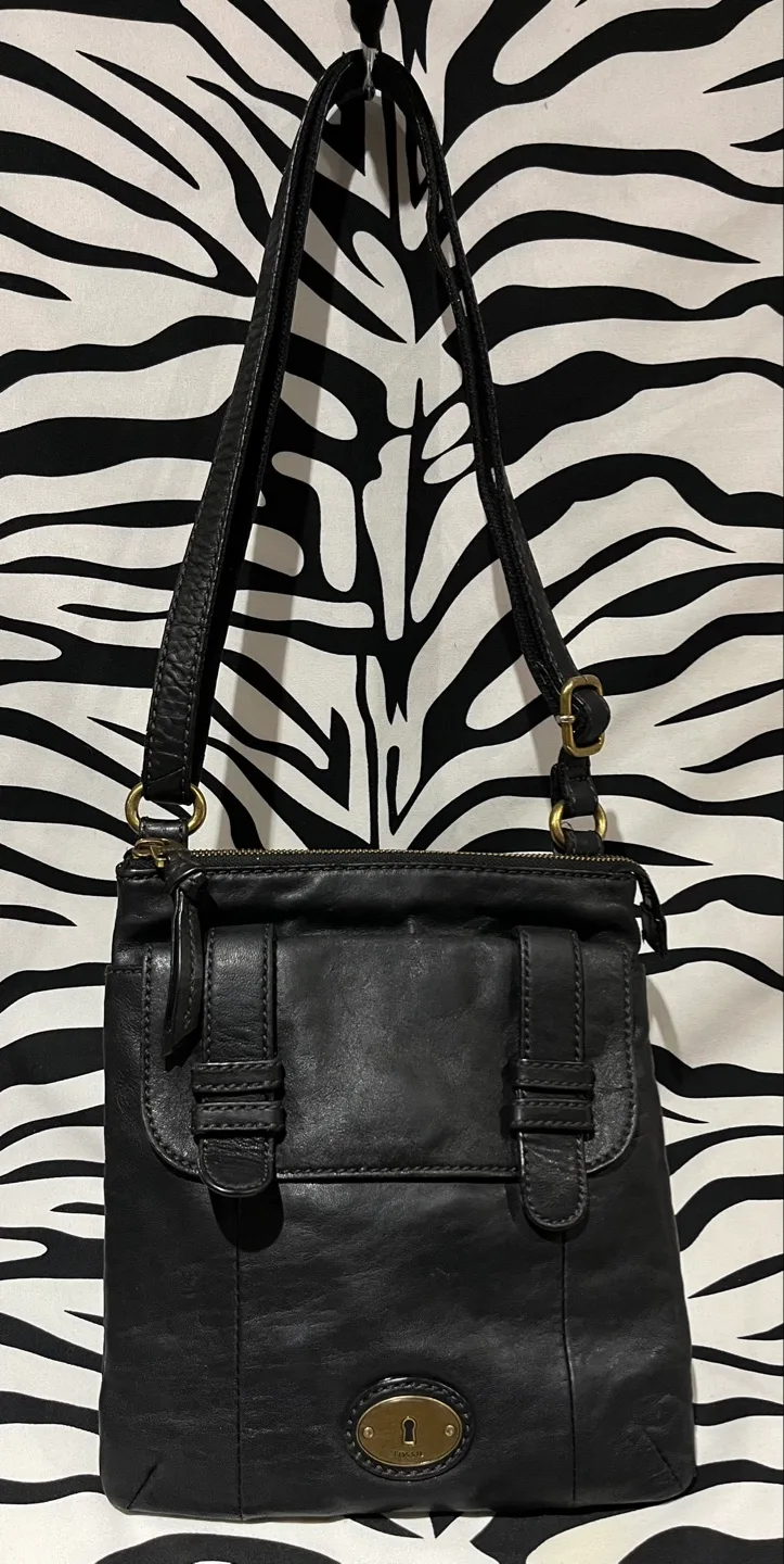 🖤 Black Fossil Maddox Leather Cross Body Bag 🖤 image indicator(2)