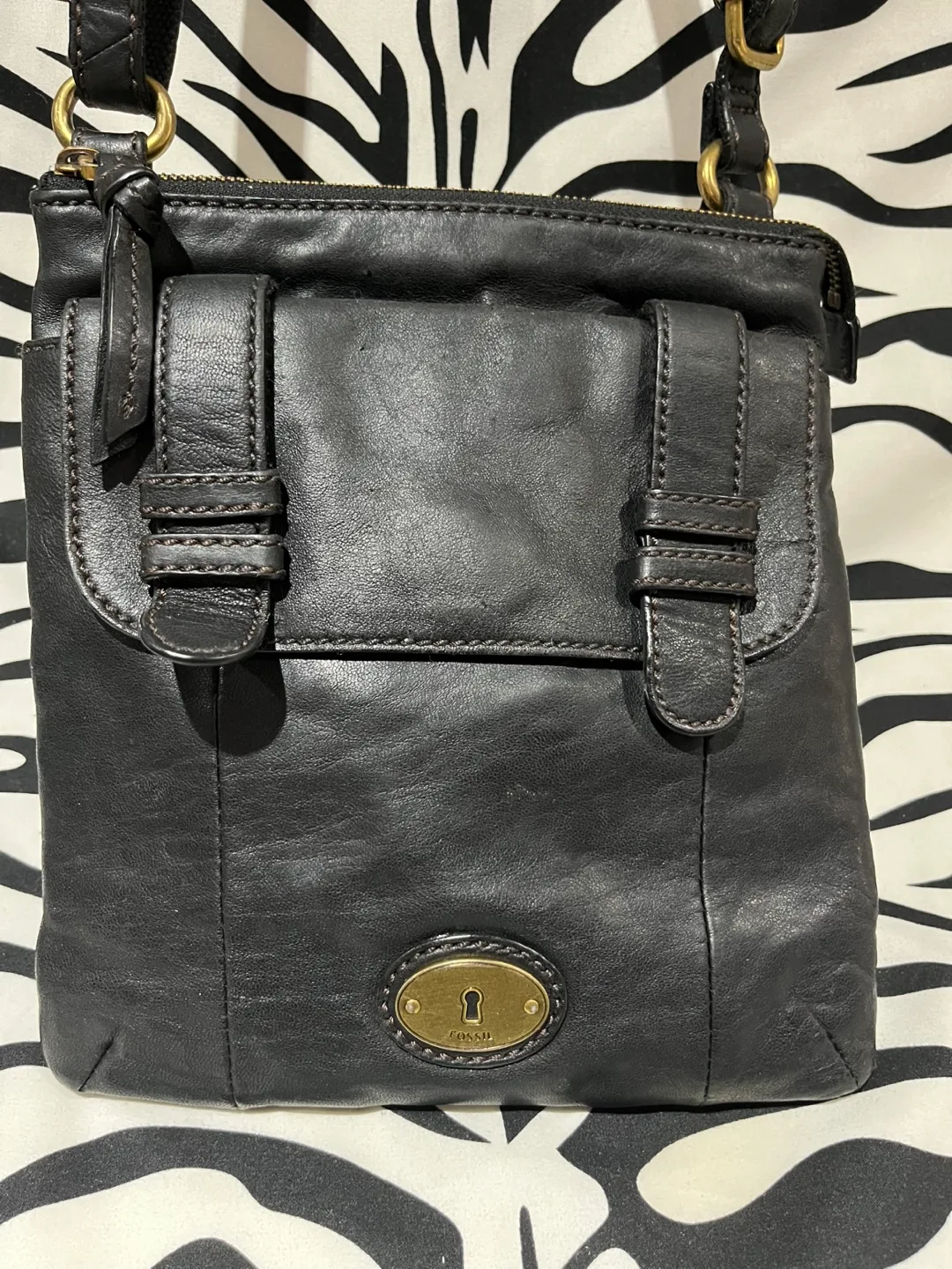 🖤 Black Fossil Maddox Leather Cross Body Bag 🖤 image indicator(3)