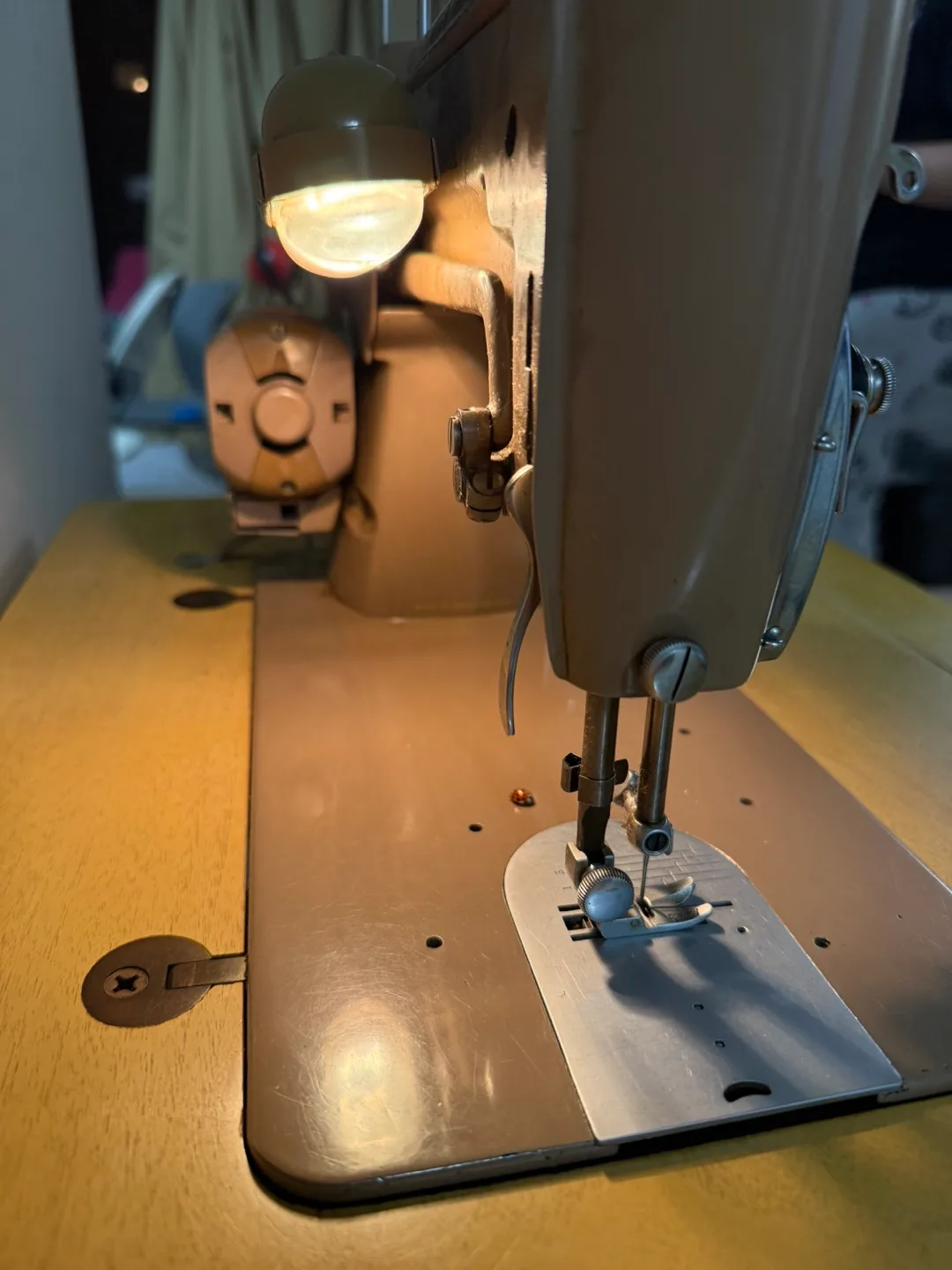 Vintage Singer 319K Sewing Machine with Cabinet and Accessories image indicator(3)