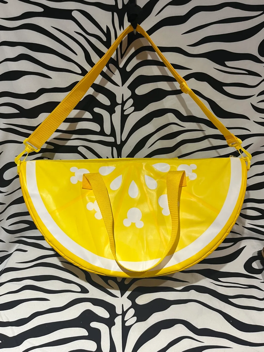 🍋 Diseny Parks Mickey Mouse Lemon Wedge Cooler Bag image indicator(3)