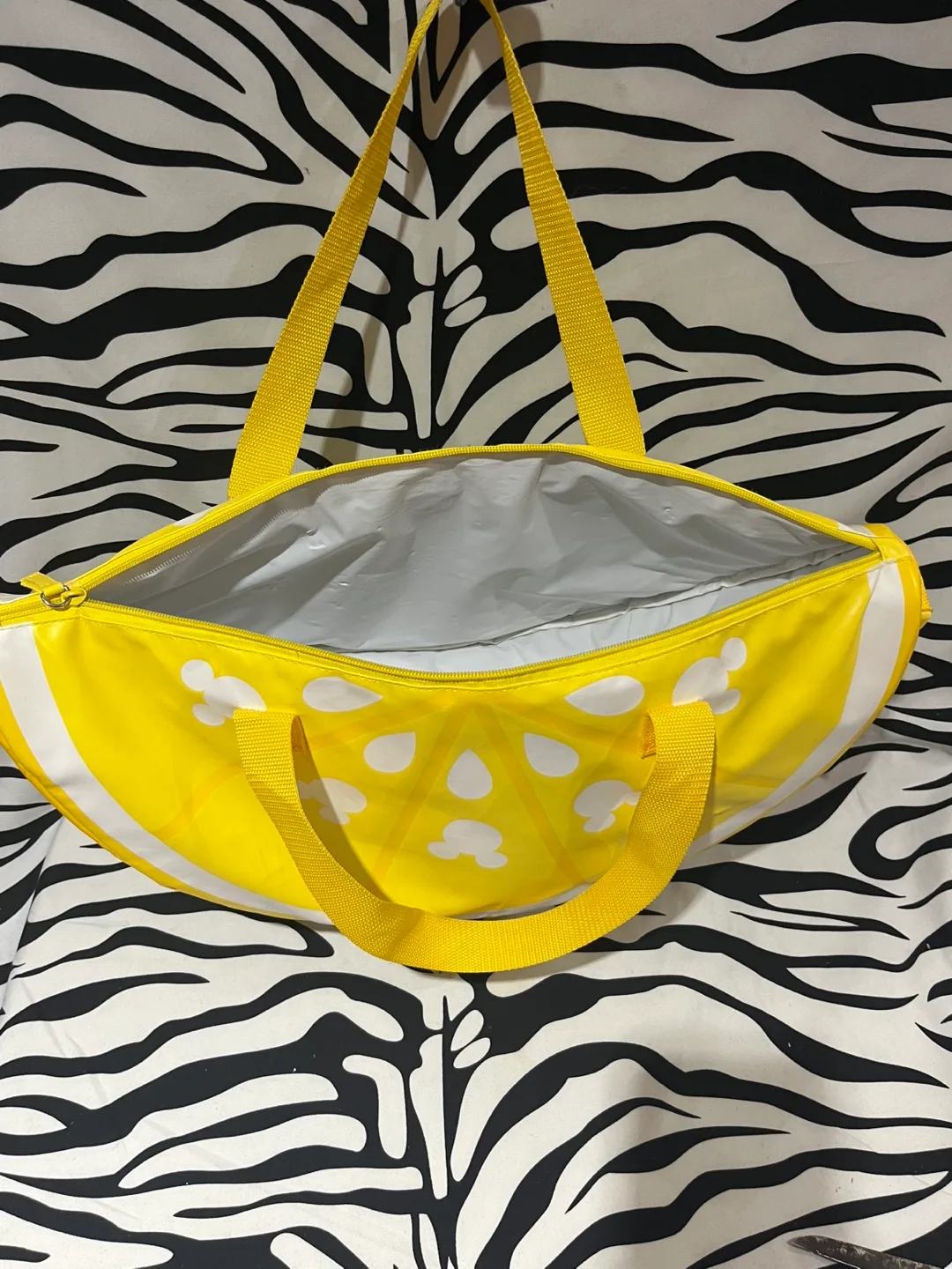 🍋 Diseny Parks Mickey Mouse Lemon Wedge Cooler Bag image indicator(6)