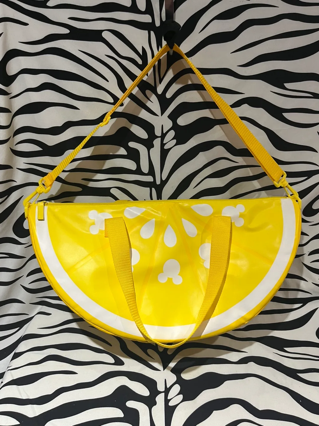 🍋 Diseny Parks Mickey Mouse Lemon Wedge Cooler Bag image indicator(2)