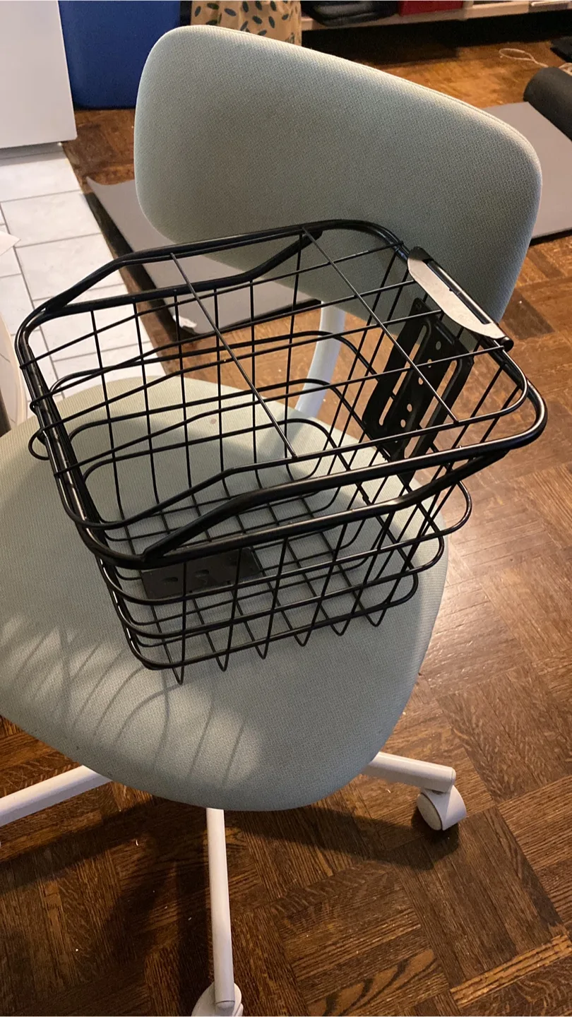 Black Bicycle Front Basket with Lid thumbnail