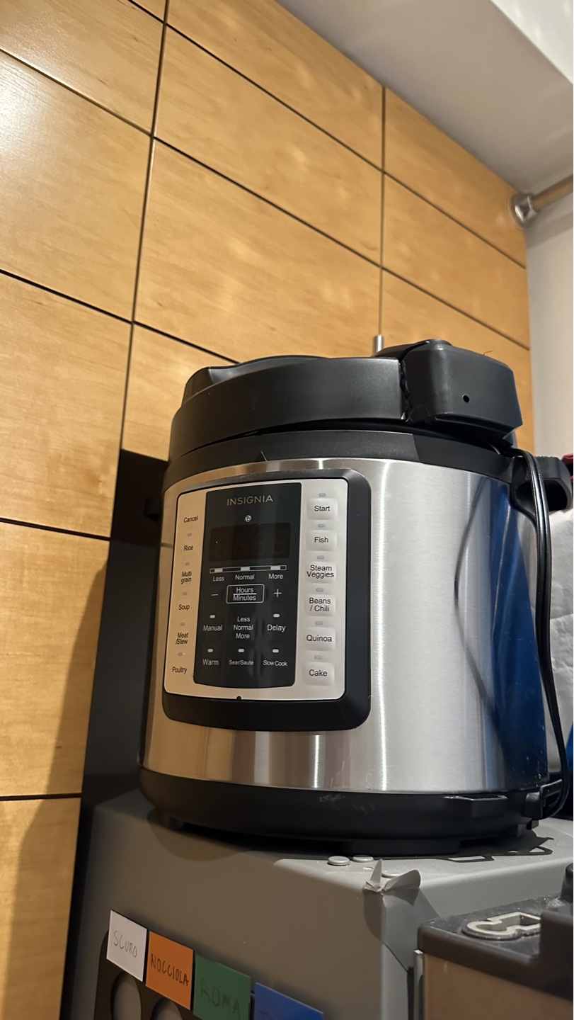 Insignia 6-Quart Multi-Use Programmable Pressure Cooker 💚