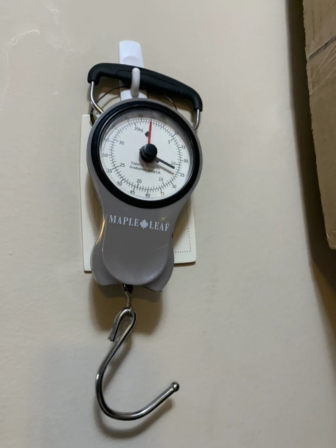 Maple Leaf Hanging Luggage Scale thumbnail