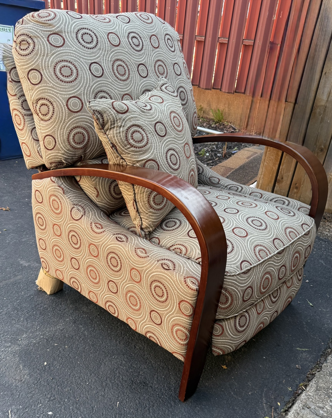 Reclining armchair with wooden arms - photo 2