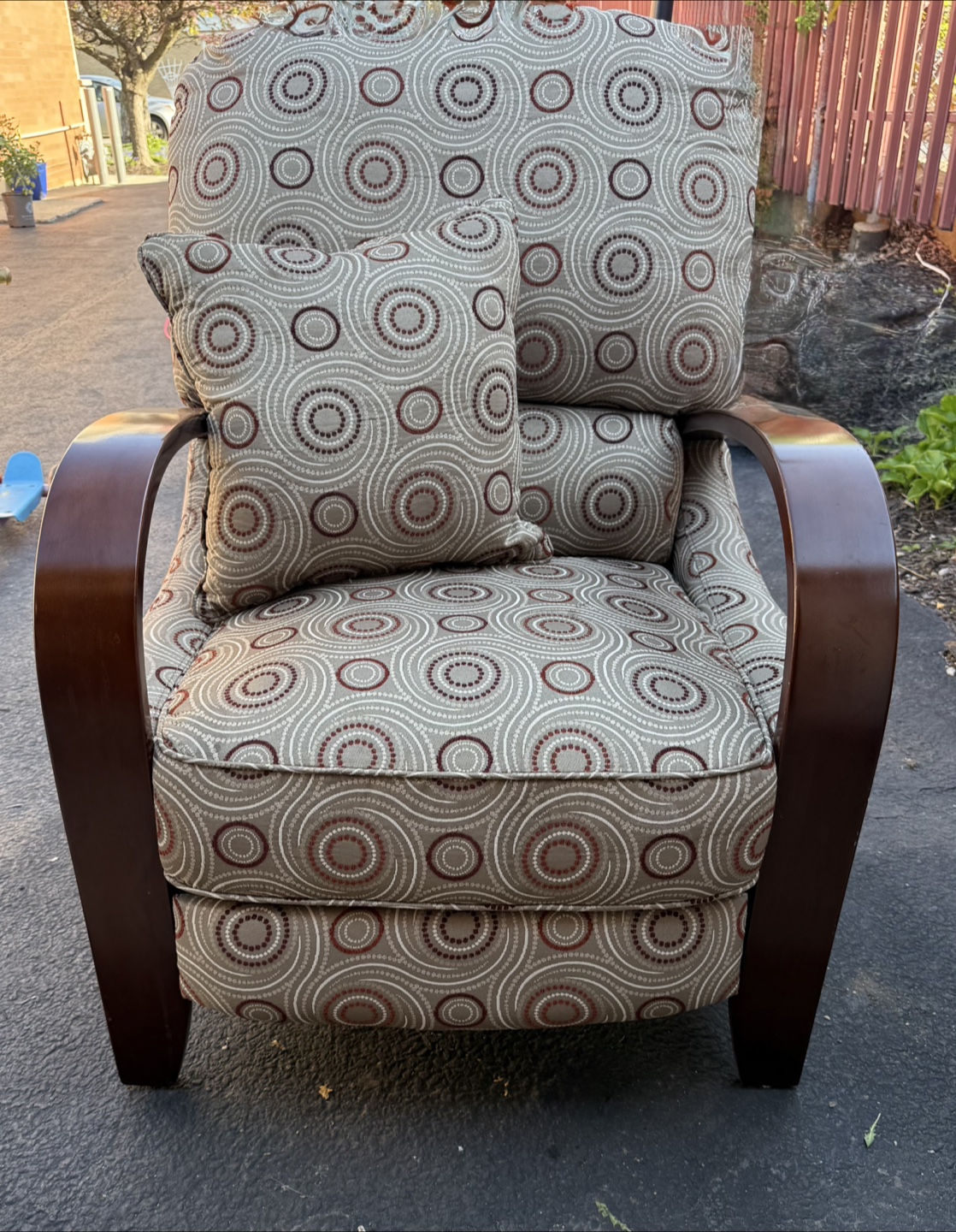 Reclining armchair with wooden arms