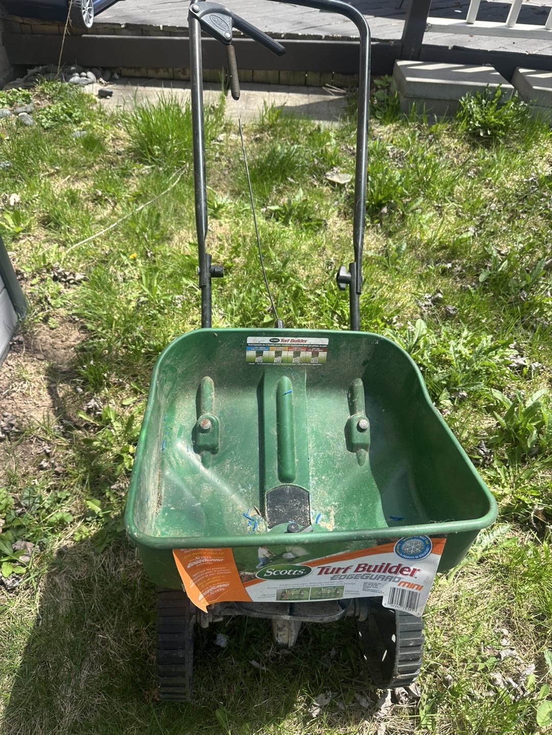 Scotts Turf Builder EdgeGuard Mini Spreader