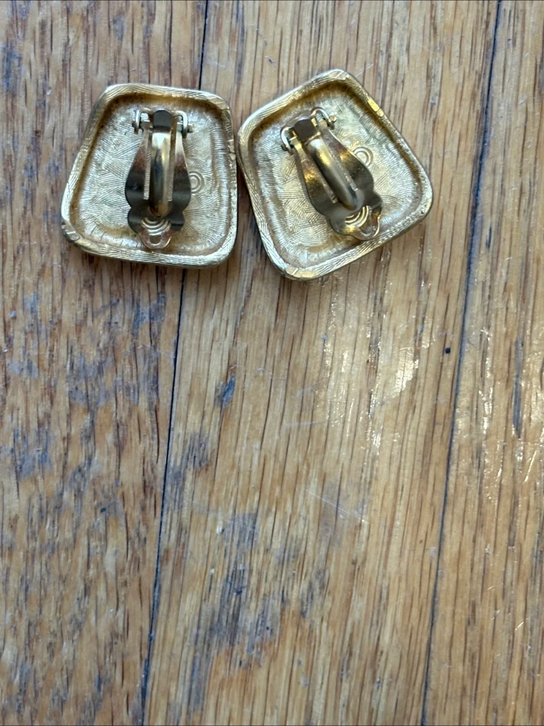 Vintage Green Clip-On Earrings image indicator(2)