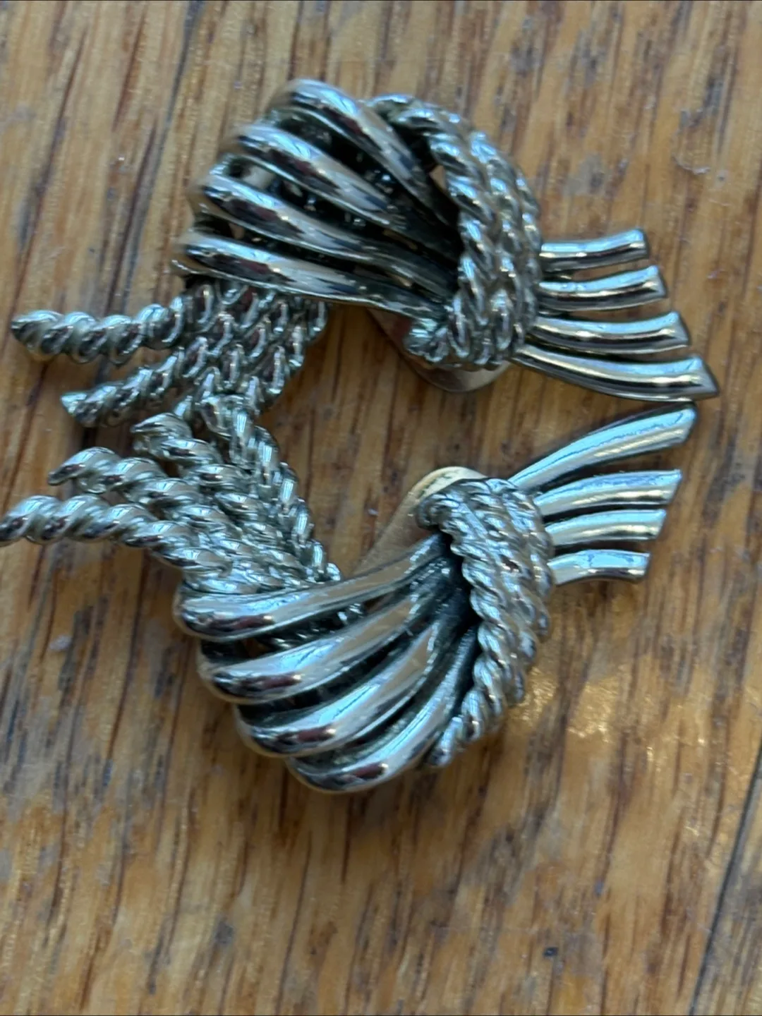 Vintage Avon Clip-On Earrings image indicator(2)