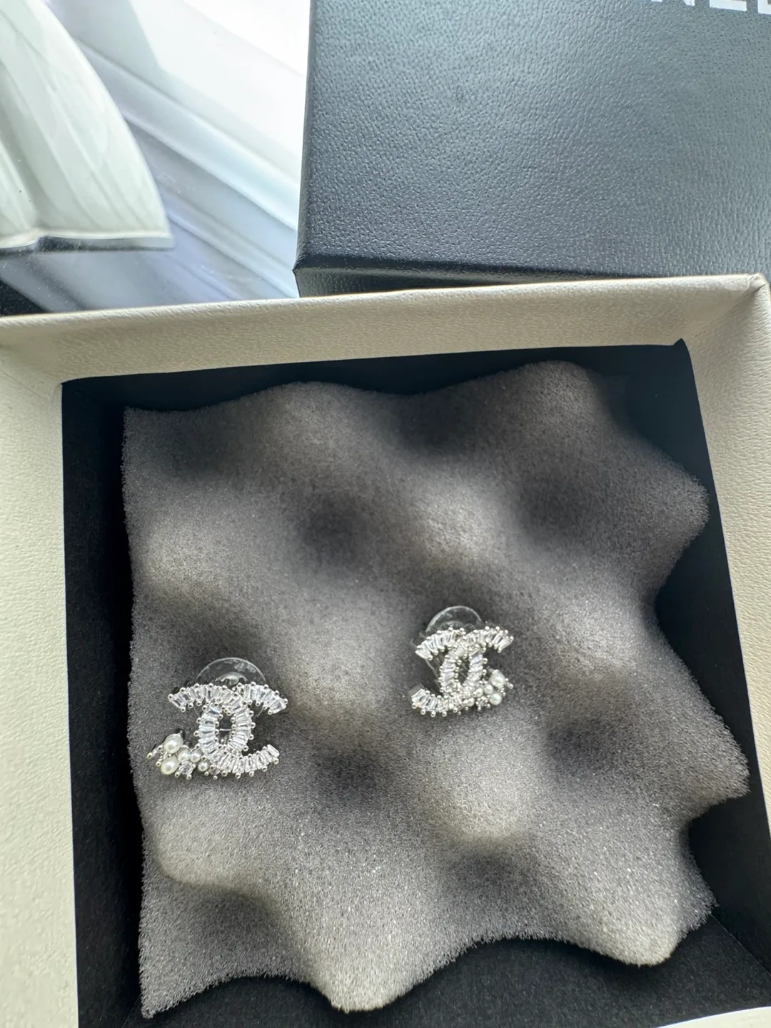 Chanel earrings image indicator(2)