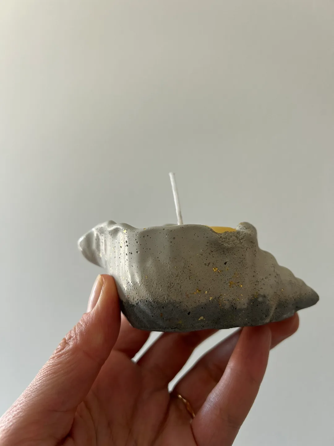 Handmade Concrete Beeswax Candle Seashell image indicator(4)