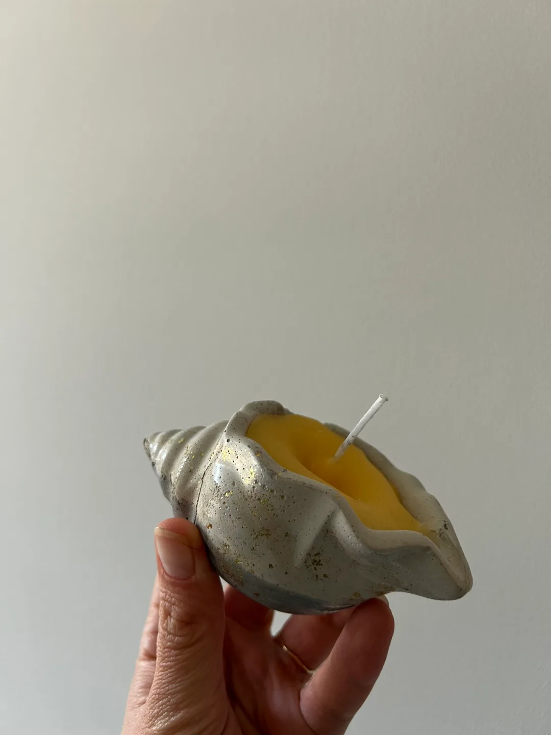 Handmade Concrete Beeswax Candle Seashell image indicator(3)