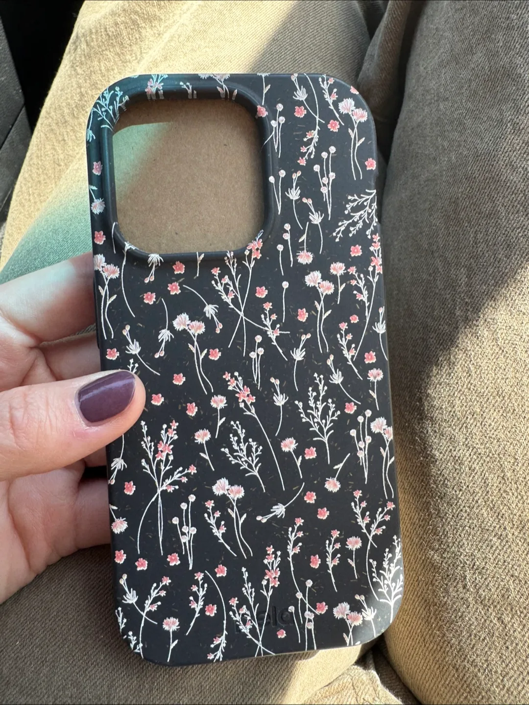 New Pela iPhone 15 Pro Case image indicator(2)