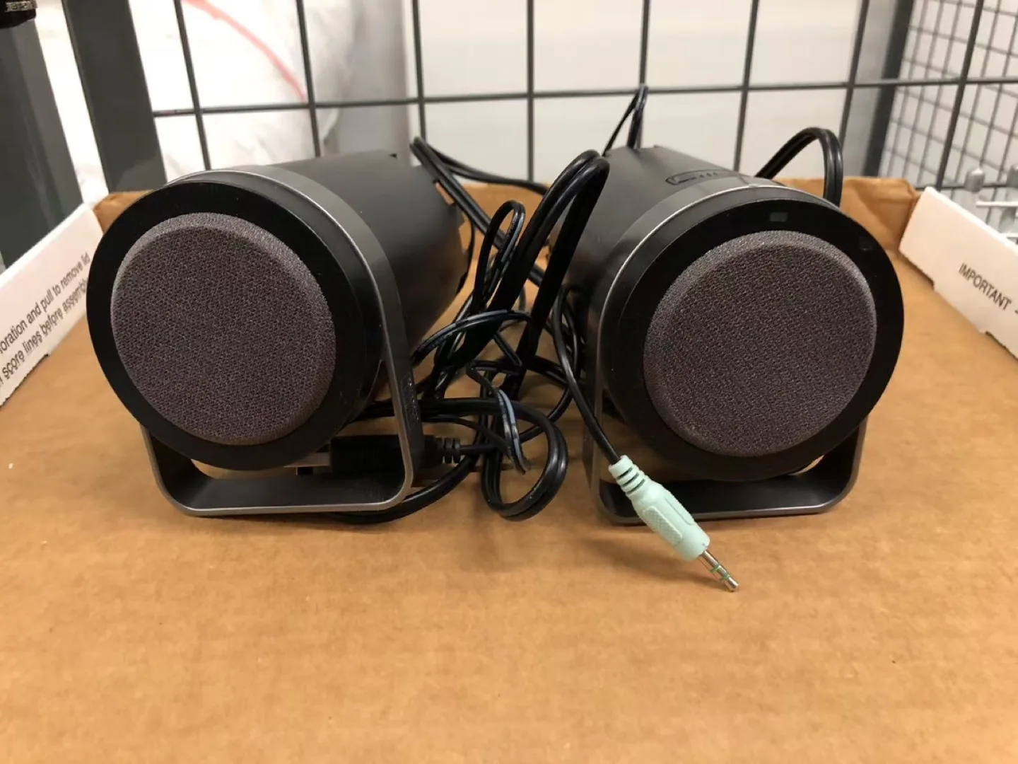 Pair of Computer Speakers LIKE NEW thumbnail