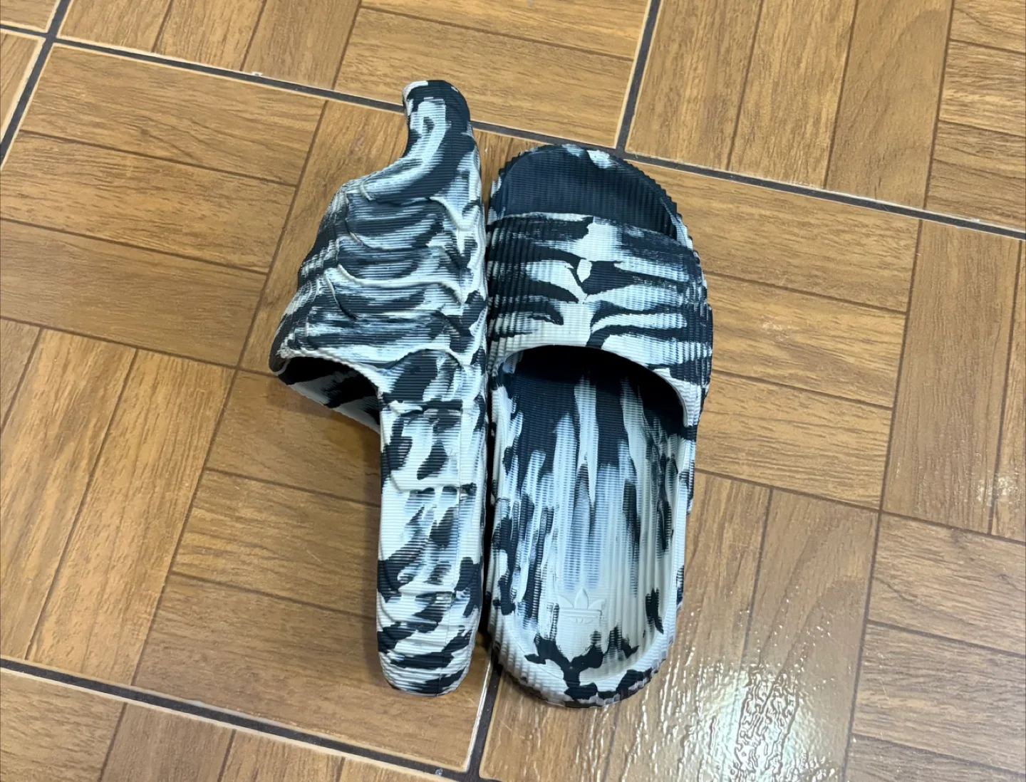 Adidas Adilette 22 Slide- Size M5/W6( Price is Firm) image indicator(3)