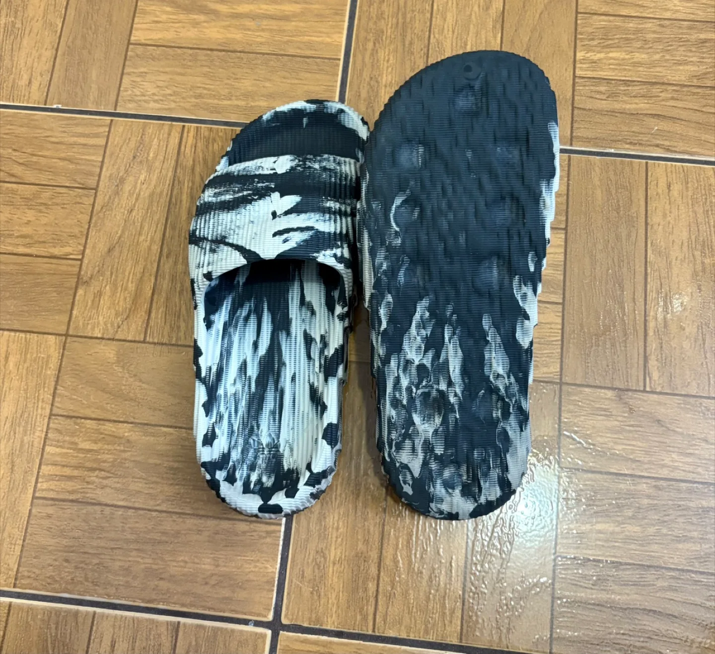 Adidas Adilette 22 Slide- Size M5/W6( Price is Firm) image indicator(2)