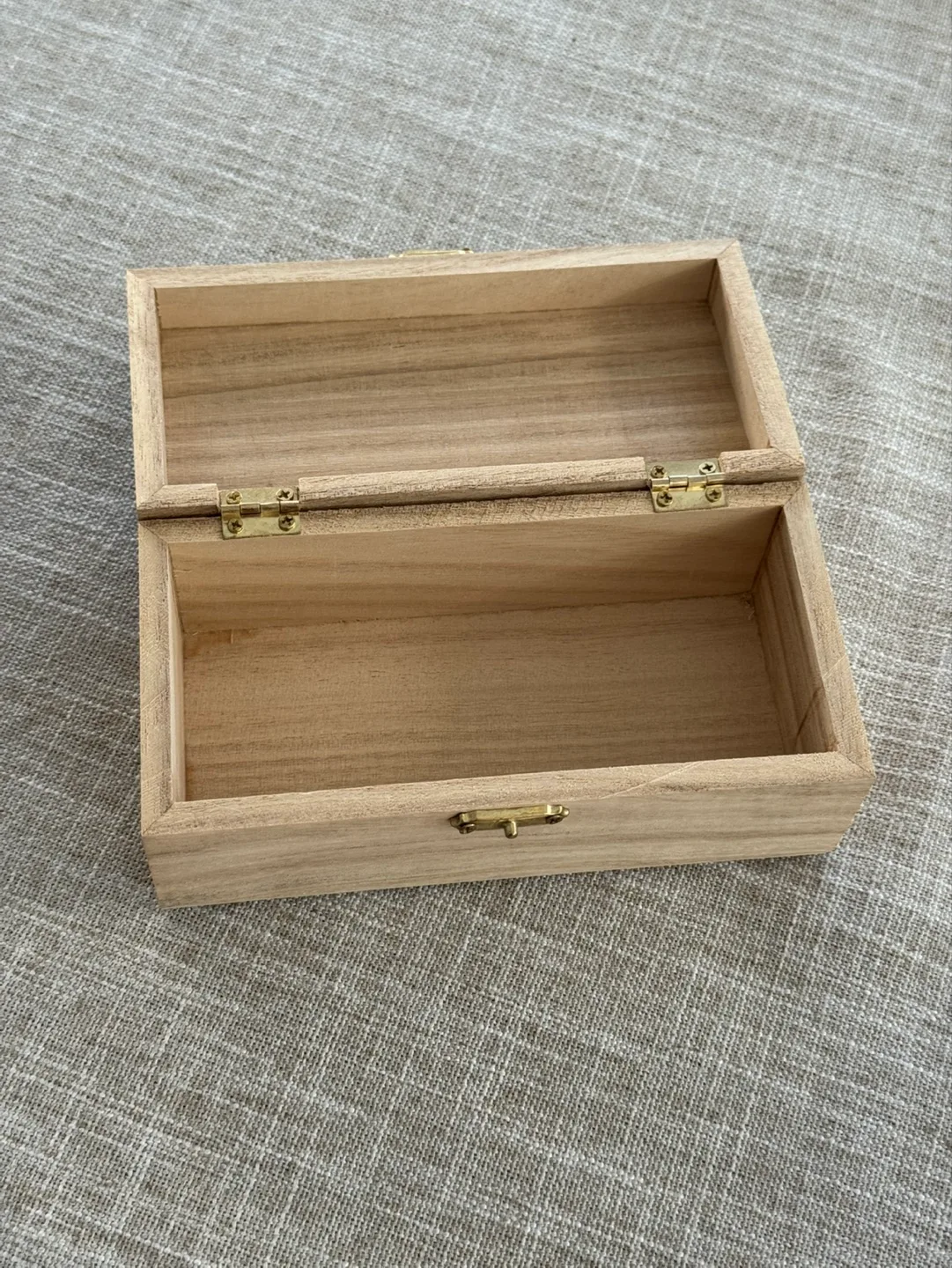 Small Wooden Box with Clasp image indicator(2)