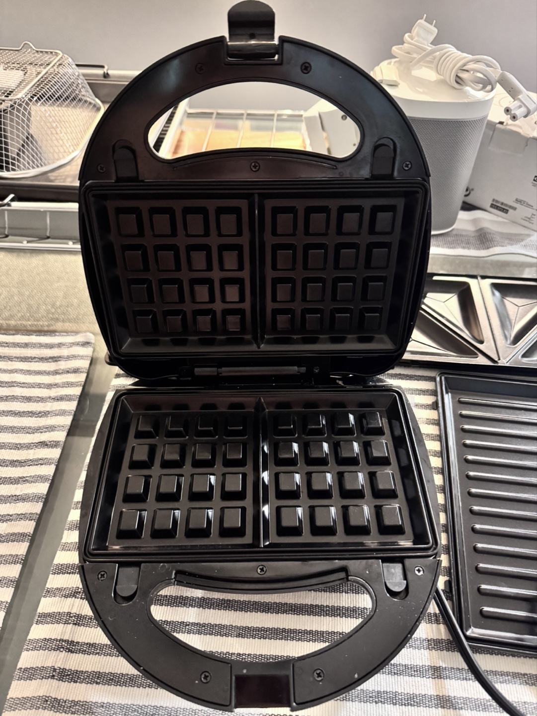 Black + Decker 3-in-1 Griddle, Waffle Maker and Sandwich Press - photo 3