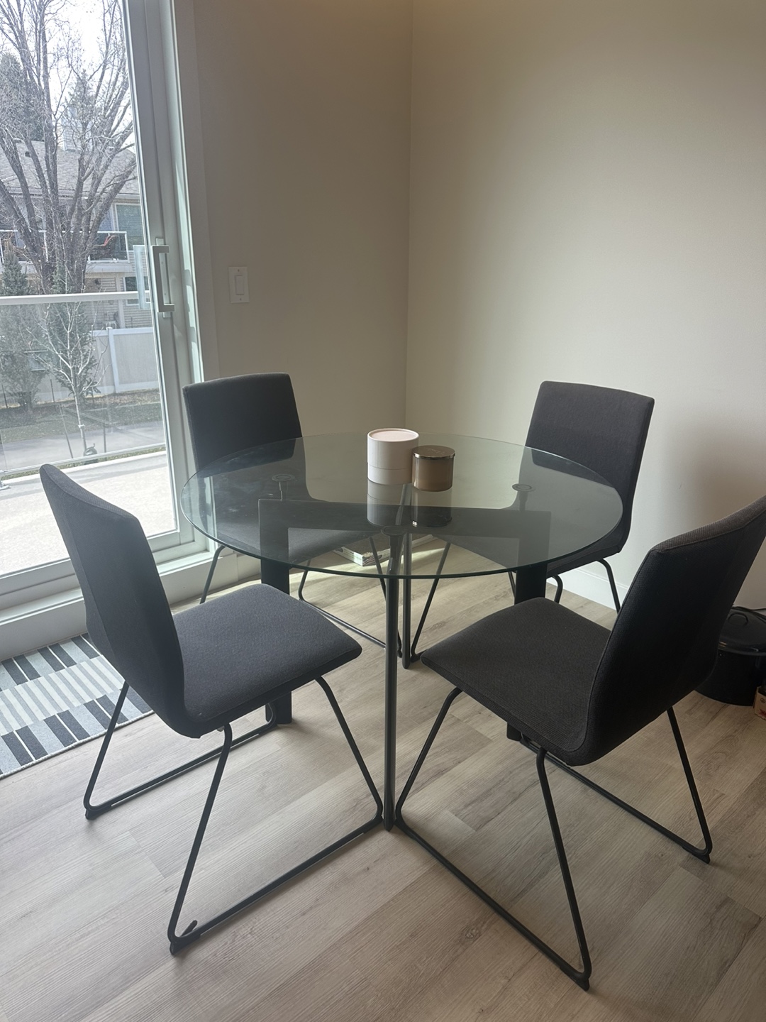 Glass-top dining table with four chairs - photo 2