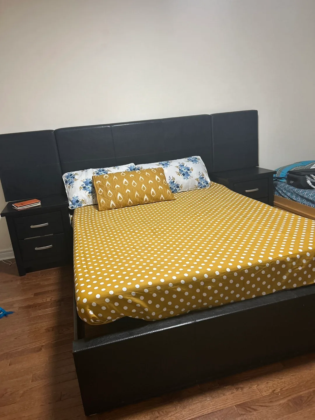 Queen-size bedroom set with headboard and two nightstands image indicator(2)