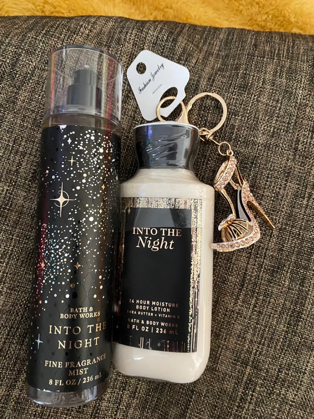 Bath & Body Works Into the Night Gift Set with Shoe Keychain image indicator(3)