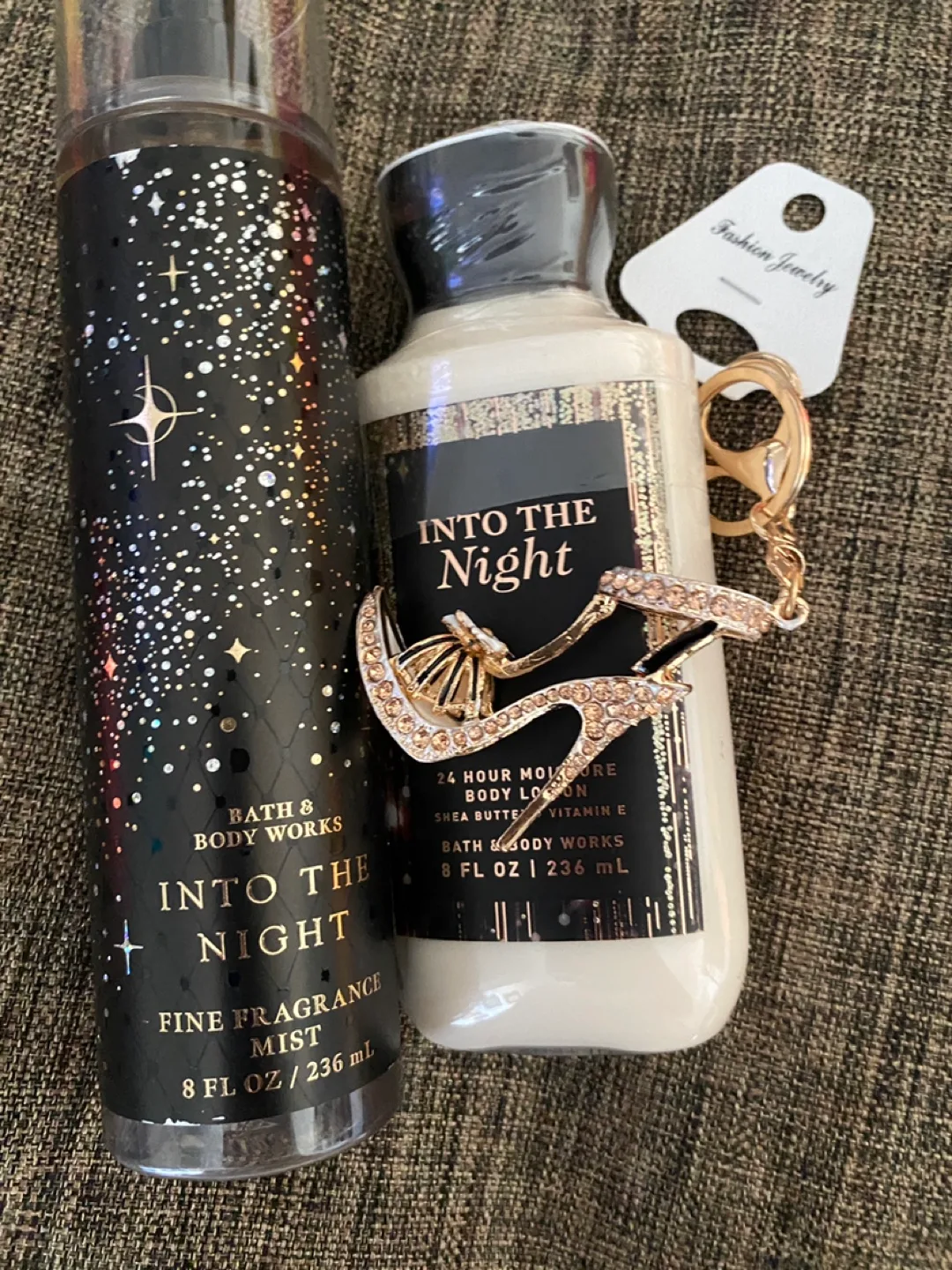 Bath & Body Works Into the Night Gift Set with Shoe Keychain image indicator(2)