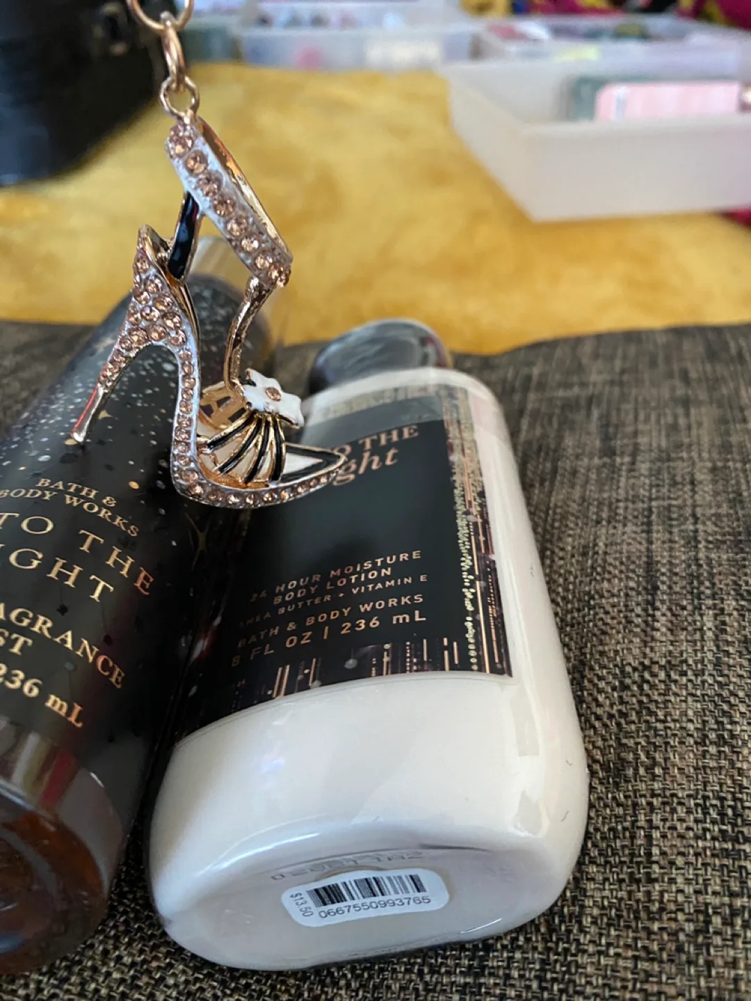 Bath & Body Works Into the Night Gift Set with Shoe Keychain image indicator(5)