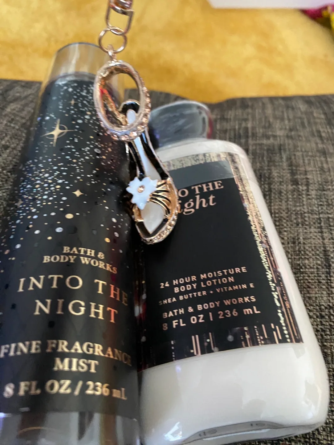 Bath & Body Works Into the Night Gift Set with Shoe Keychain image indicator(4)