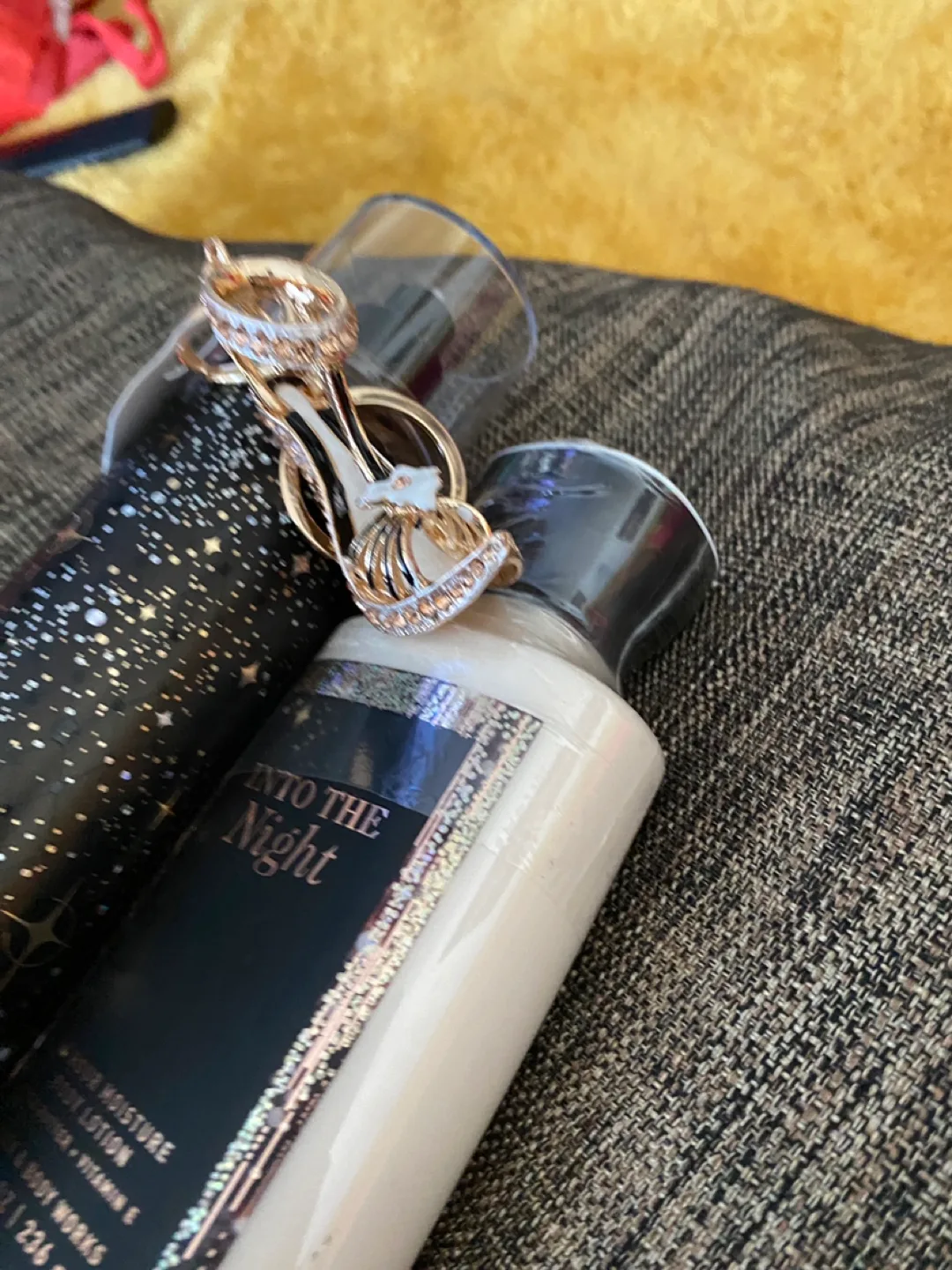 Bath & Body Works Into the Night Gift Set with Shoe Keychain image indicator(7)