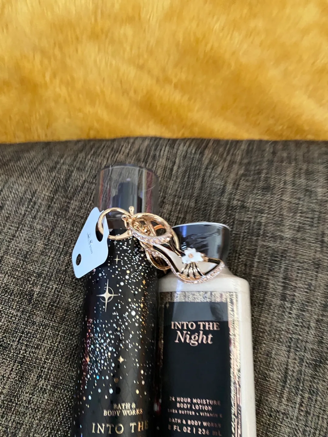 Bath & Body Works Into the Night Gift Set with Shoe Keychain image indicator(8)