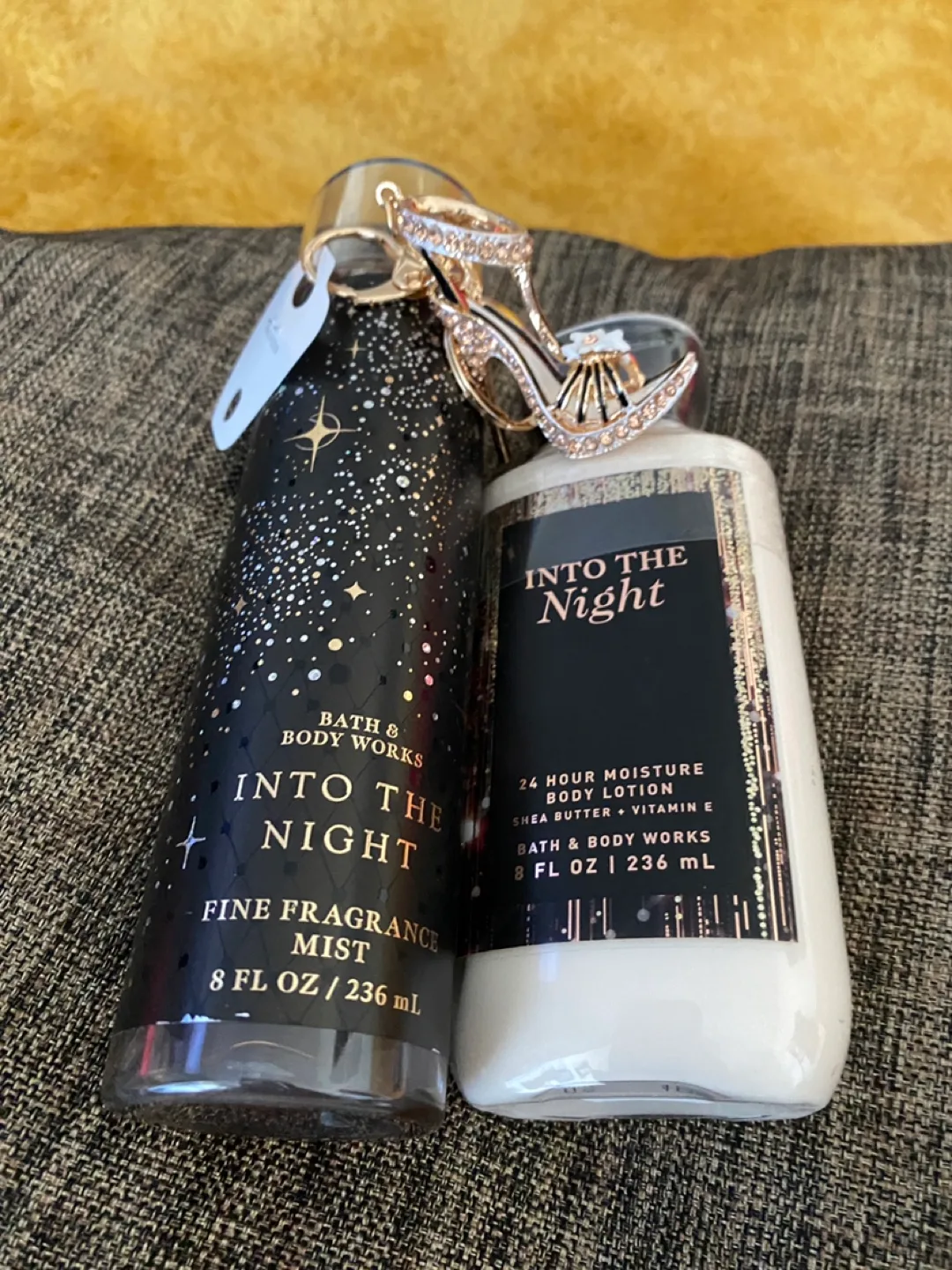 Bath & Body Works Into the Night Gift Set with Shoe Keychain image indicator(9)